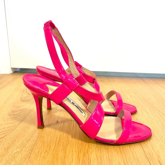 Manolo Blahnik fuchsia barbie coloured patent leather sandals. Size 38 (6.5/7) - Picture 2 of 5